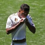Rodrygo besa el escudo de la camiseta del Real Madrid