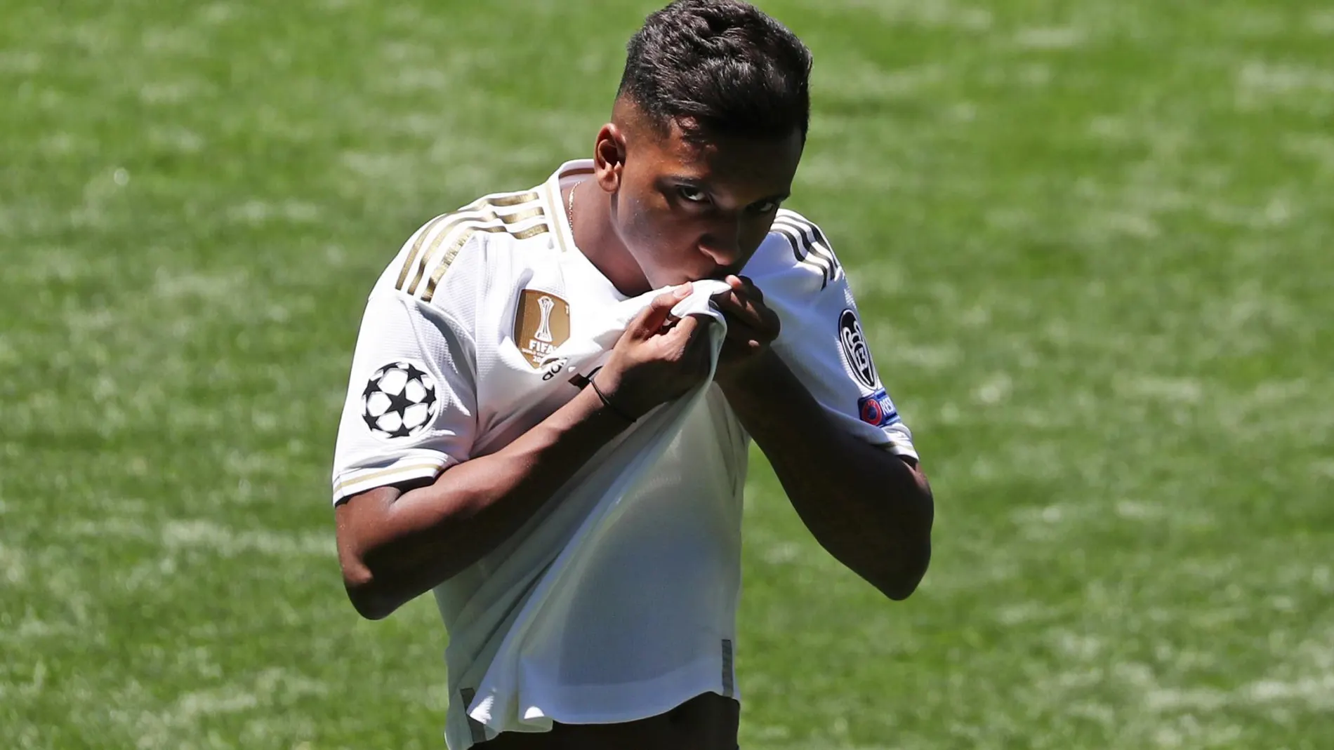 Rodrygo besa el escudo de la camiseta del Real Madrid