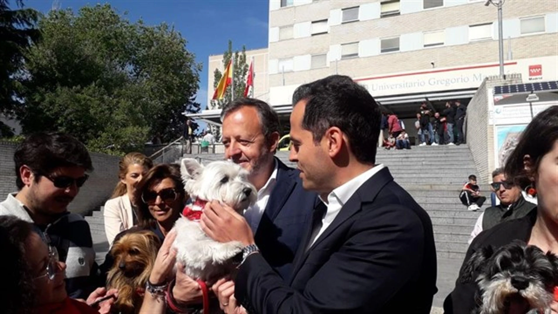 El candidato de Ciudadanos a la Comunidad de Madrid, Ignacio Aguado, a las puertas del Hospital Gregiorio Marañón / Foto: Ep