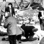 Foto de archivo del 31 de enero de 1972.. Un hombre recibe atención durante el tiroteo en Londonderry, Irlanda del Norte, que se hizo conocido como el Domingo Sangriento.