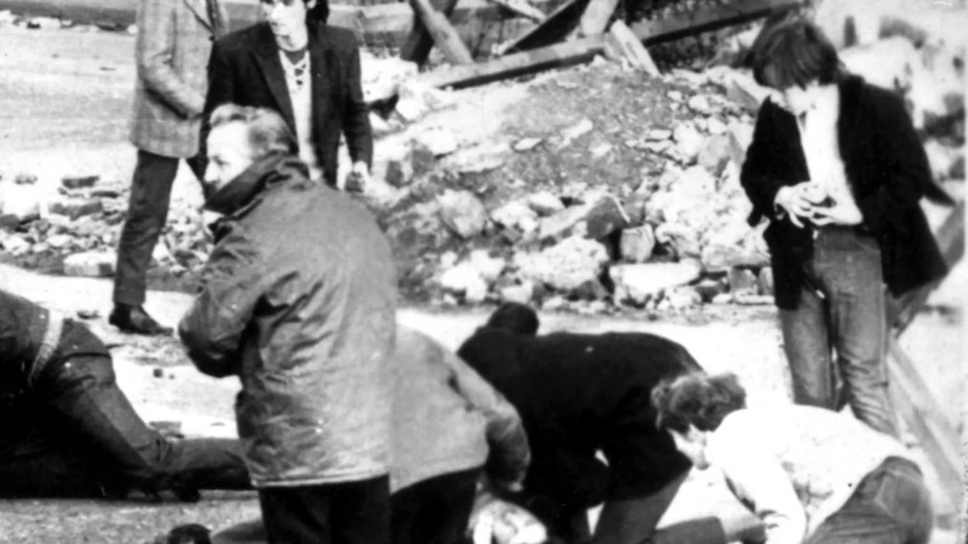 Foto de archivo del 31 de enero de 1972.. Un hombre recibe atención durante el tiroteo en Londonderry, Irlanda del Norte, que se hizo conocido como el Domingo Sangriento.