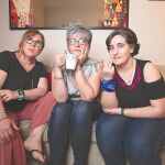 Lourdes, Cristina y Ana (en la imagen, de izda. a dcha.), en el salón de la casa de una de ellas durante la emisión de un capítulo de una serie turca. Fotos: Gonzalo Pérez