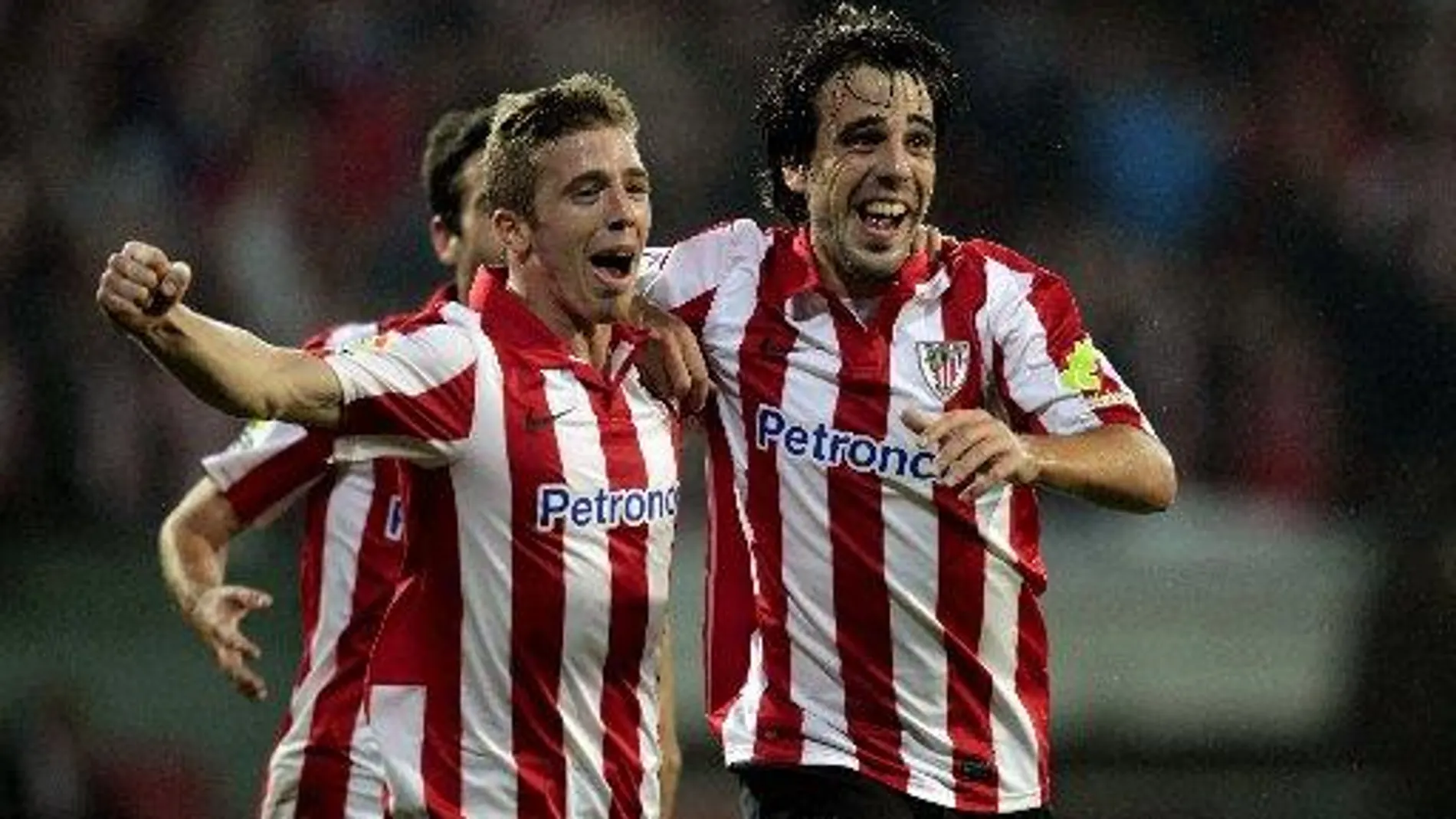 El jugador del Athletic de Bilbao Beñat (d) celebra junto a su compañero Muniain tras marcar el tercer gol ante el Celta de Vigo