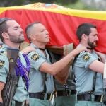 Los compañeros de los fallecidos portaron los féretros con los restos del sargento Prieto y los brigadas Navarro y Velasco