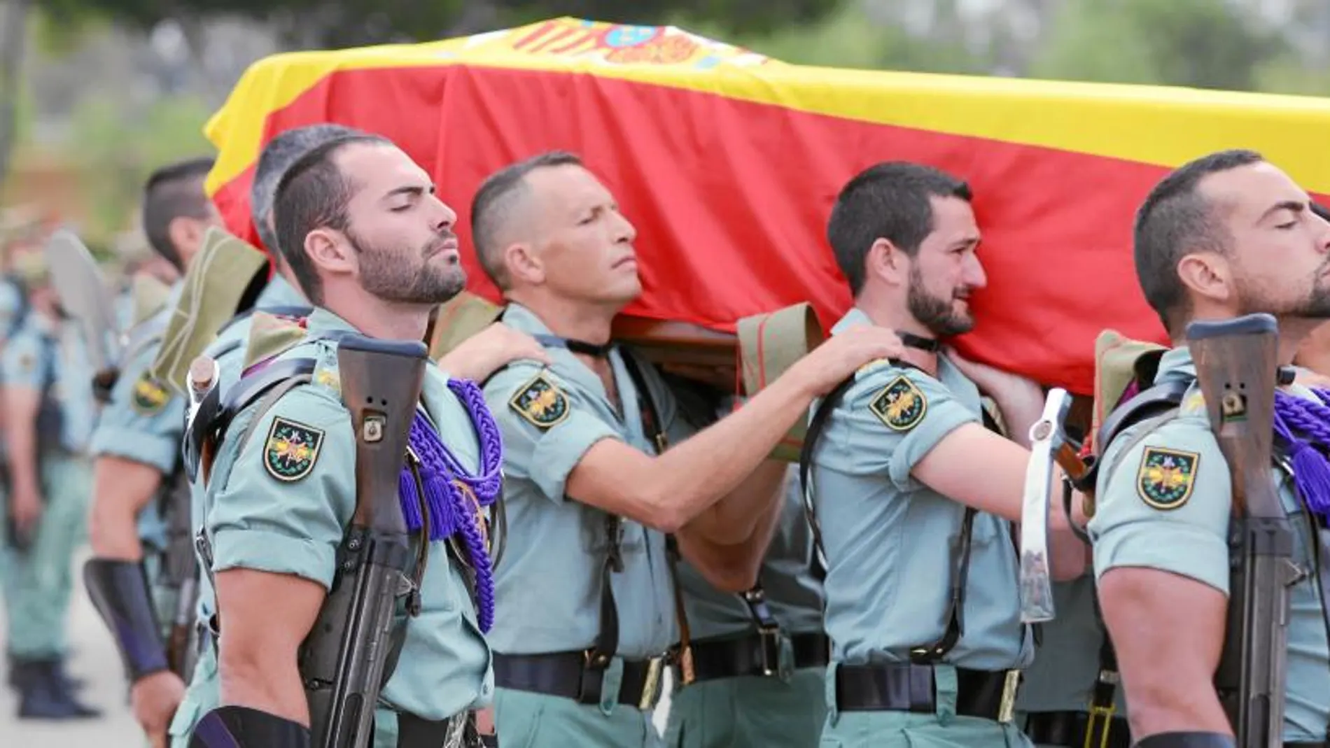 Los compañeros de los fallecidos portaron los féretros con los restos del sargento Prieto y los brigadas Navarro y Velasco