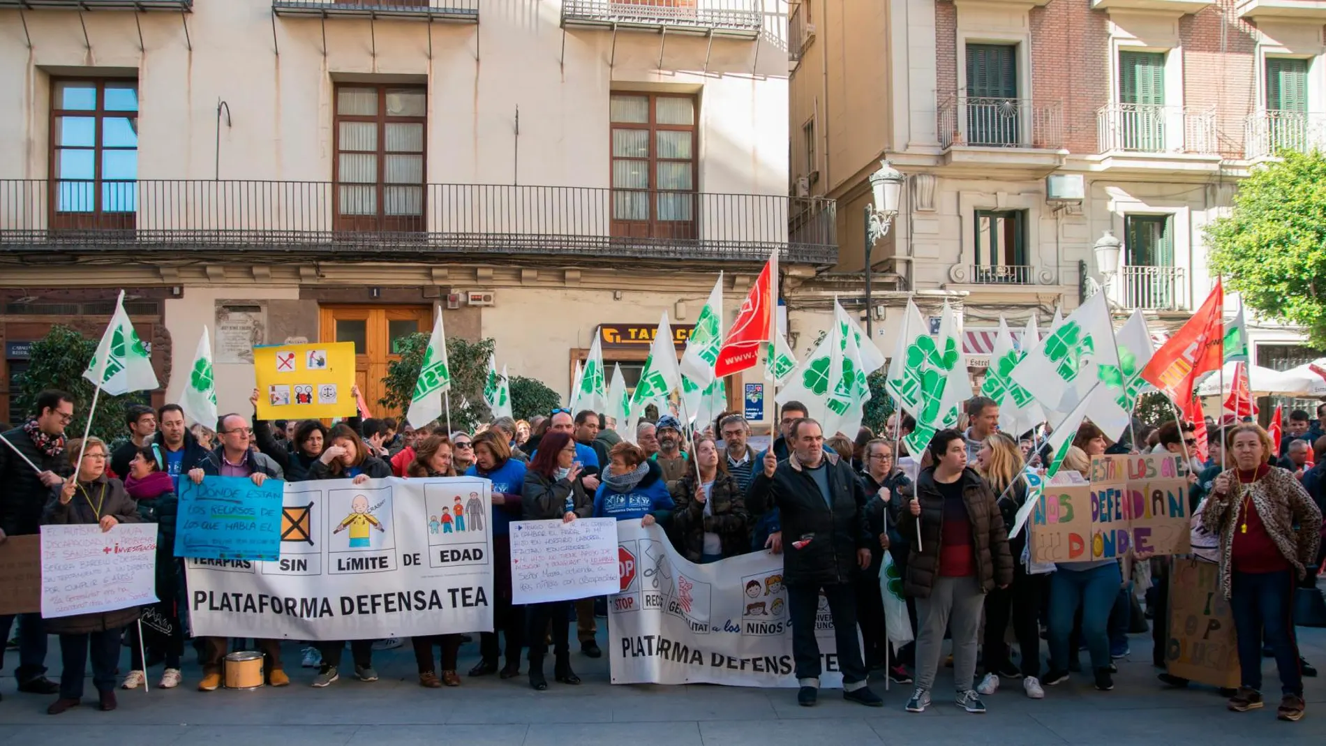 En el Palau de la Generalitat coincidieron ayer varias protestas, las de los trabajadores de los centros ocupacionales, las de las asociaciones de autismo y las de los trabajadores de limpieza de institutos