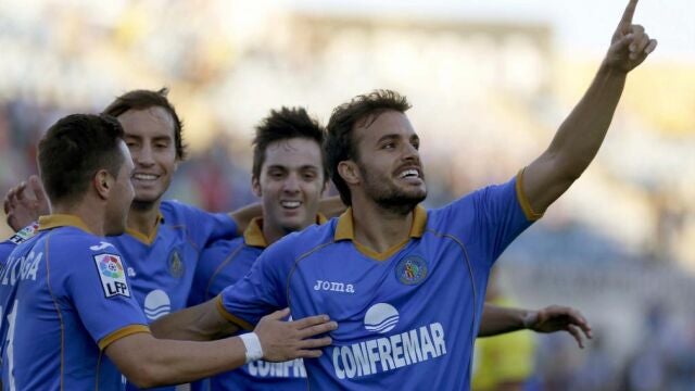 Pedro León (d) celebra con sus compañeros su segundo gol ante el Betis