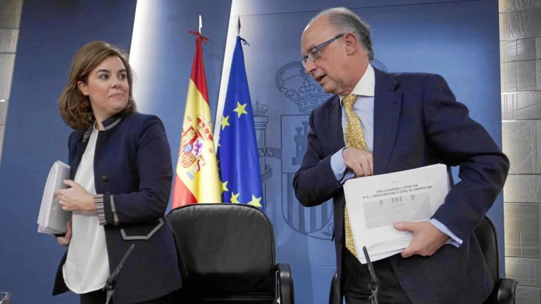 La vpta., Soraya Sáenz de Santamaría, y el ministro de Hacienda, Cristóbal Montoro, ayer en la rueda prensa del Consejo de Ministros