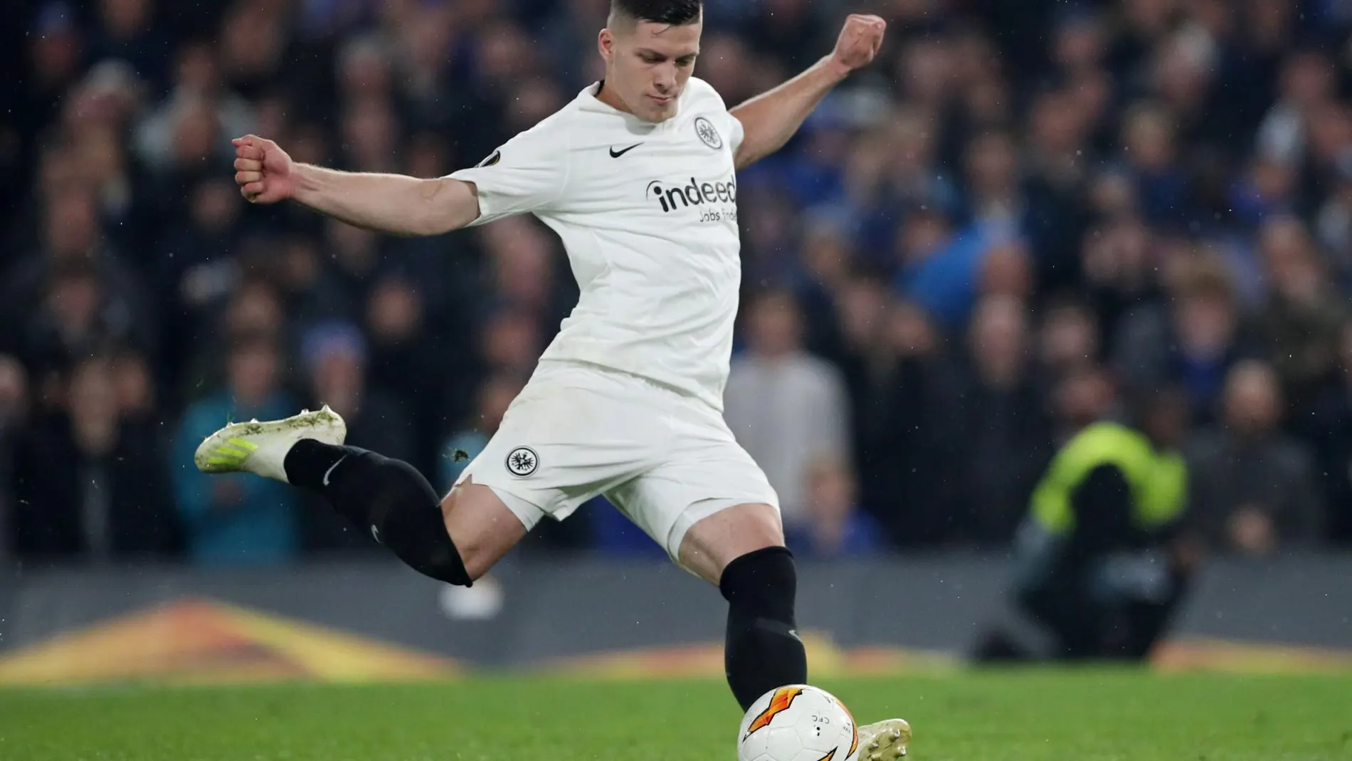 Jovic lanza un penalti en la tanda ante el Chelsea