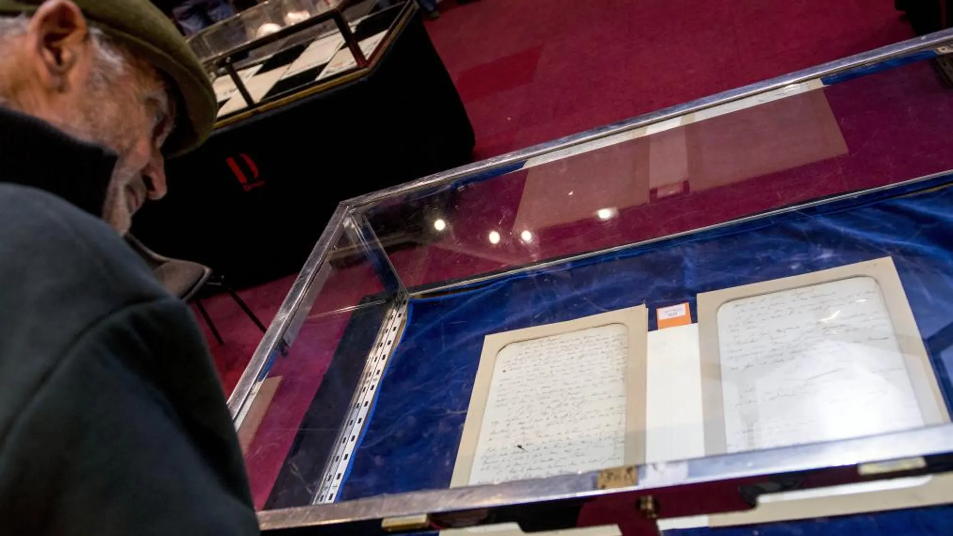 Un visitante observa el testamento de Napoleón