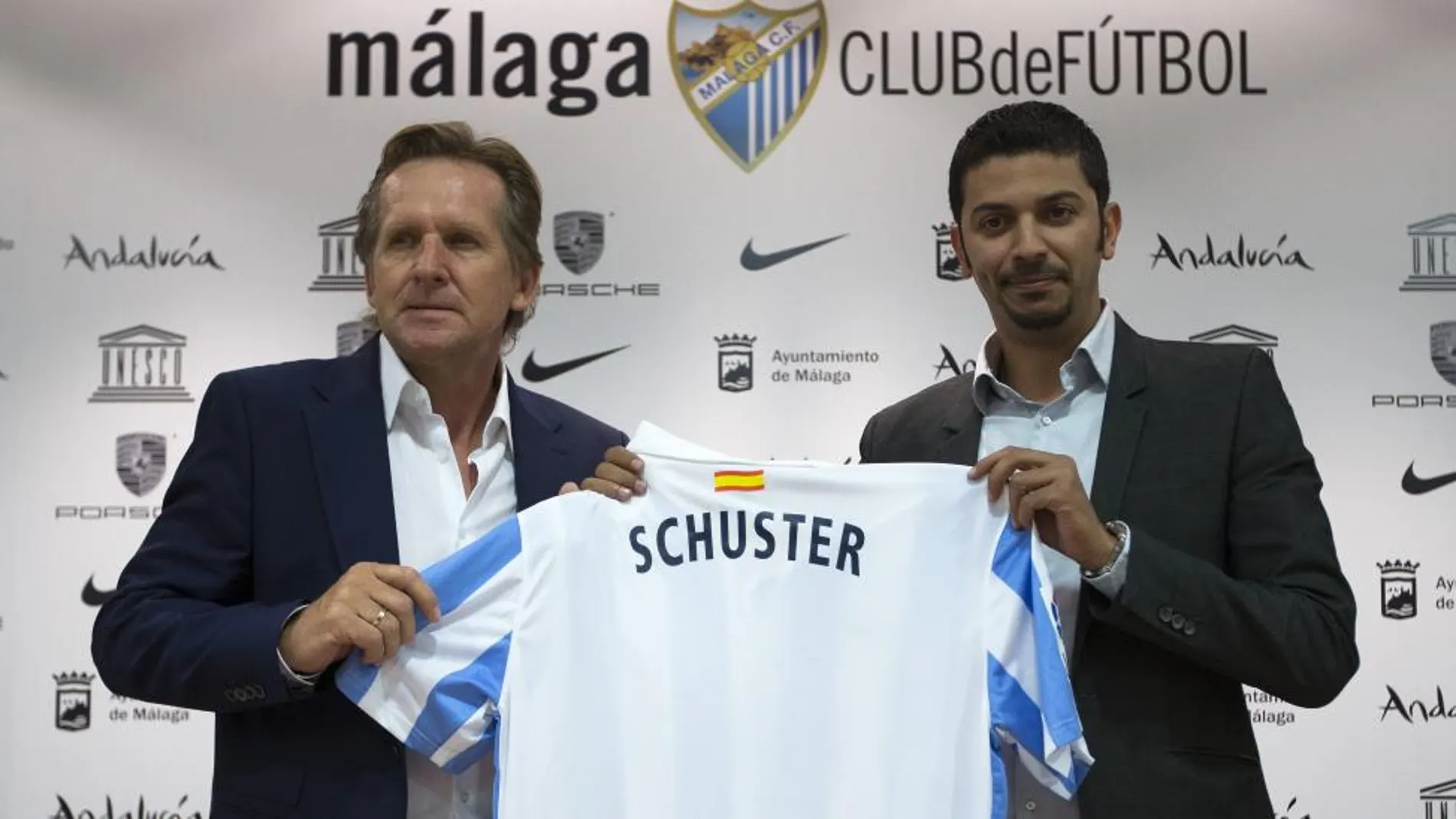 El vicepresidente segundo del Málaga C.F, Moayad Shatat, y el nuevo entrenador del Málaga, el alemán Bernd Schuster, durante la presentación oficial de éste a los medios, hoy en el estadio de la Rosaleda