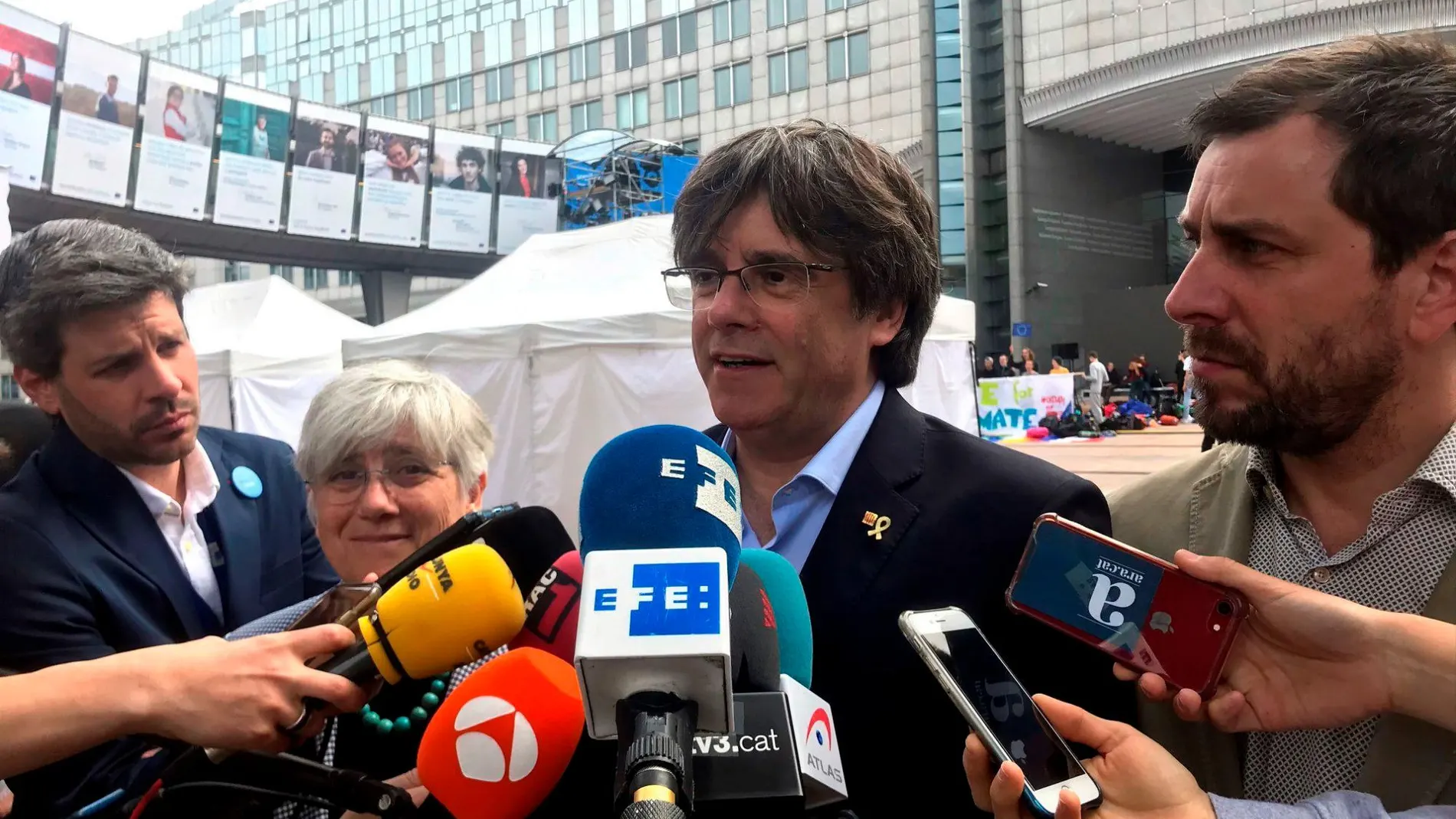 El expresidente de la Generalitat huido a Bélgica y cabeza de lista de JxCat al Parlamento Europeo, Carles Puigdemont, junto a Toni Comín/Efe