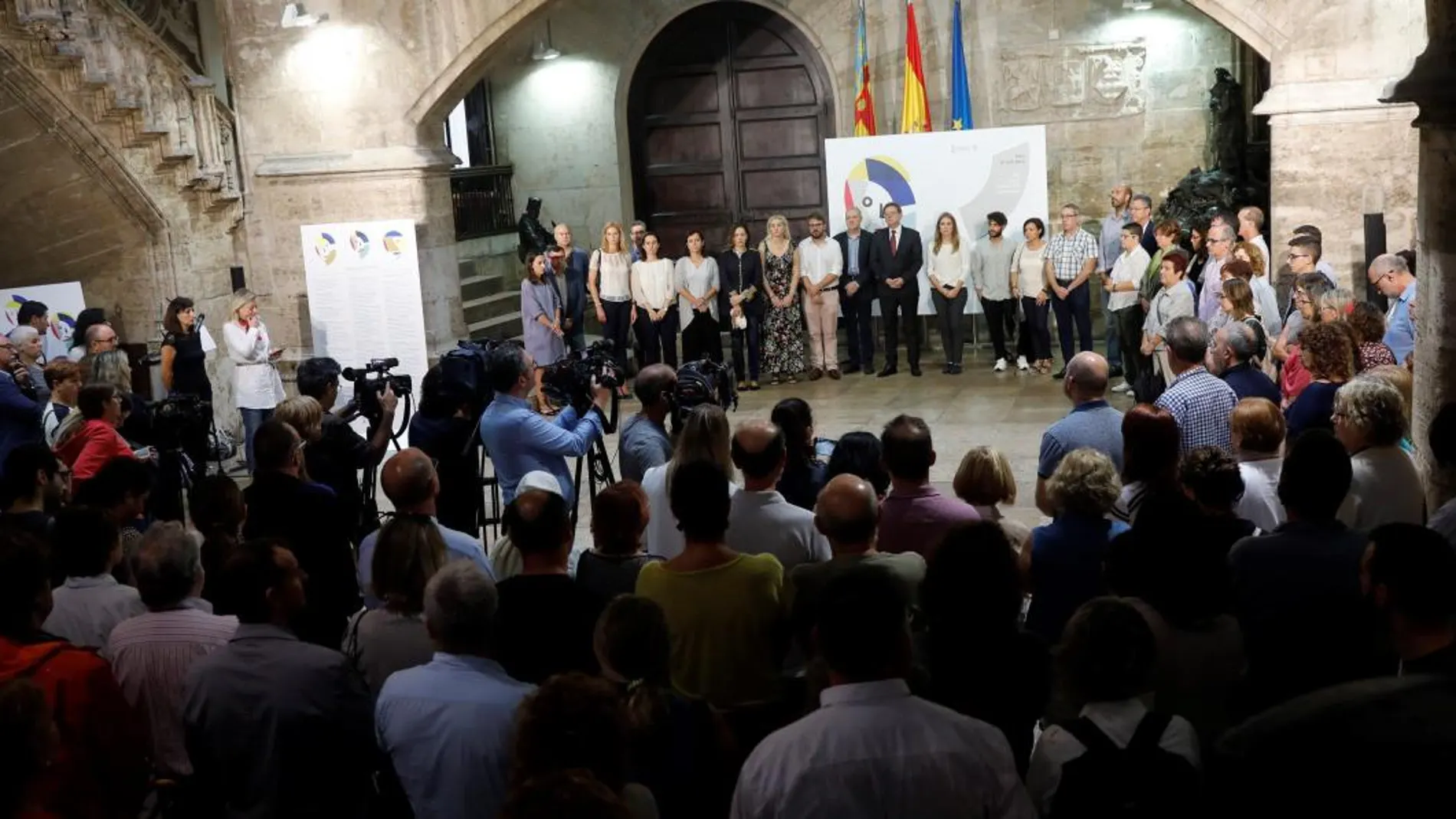 El presidente de la Generalitat, Ximo Puig, ayer junto a miembros de su Gobierno, durante el minuto de silencio en el Palau en repulsa por el asesinato en Castellón de dos niñas de 3 y 6 años acuchilladas supuestamente por su padre y expareja de la madre