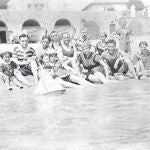Josep Pla, sentado, el segundo por la derecha, en una imagen veraniega en la playa del Canadell, 1915