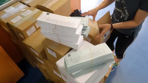Montaje de las mesas electorales en el colegio público José Ortega y Gasset de Madrid