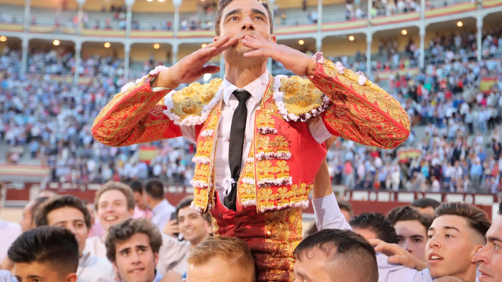 Paco Ureña en su Puerta Grande del pasado sábado (Foto: Rubén Mondelo)