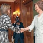 La consejera de Familia e Igualdad de Oportunidades, Milagros Marcos, saluda a la Reina Doña Sofía