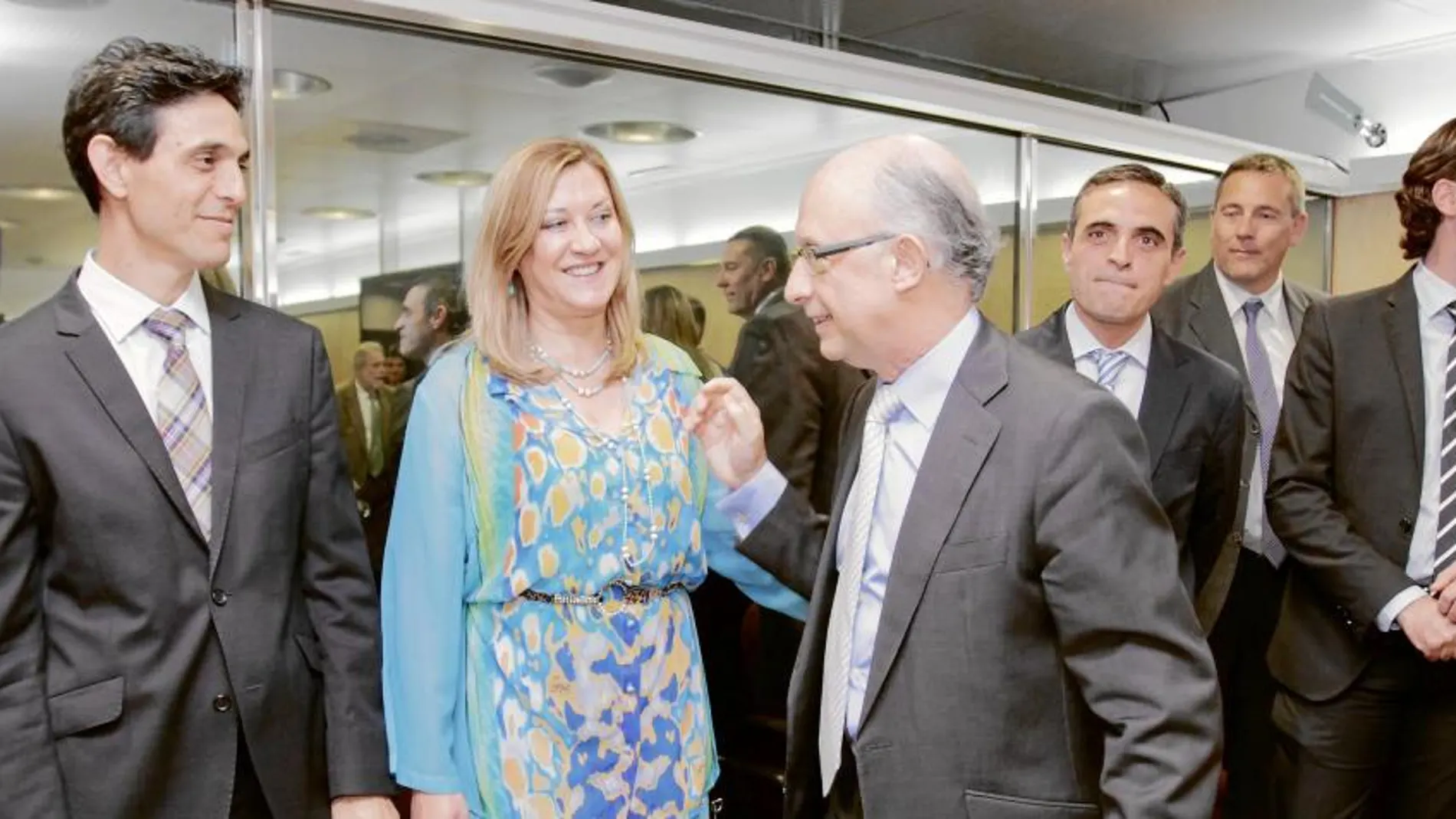 Pilar del Olmo y el tesorero general de Hacienda, Fernando Vallelado saludan a Cristóbal Montoro antes del inicio de la reunión