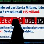 Un panel en la estación de Termini, en Roma, muestra en tiempo real la deuda pública de Italia / Reuters