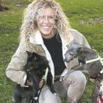 La actriz consigue posar con su tres perros: Cora, Kamila y Pungsley