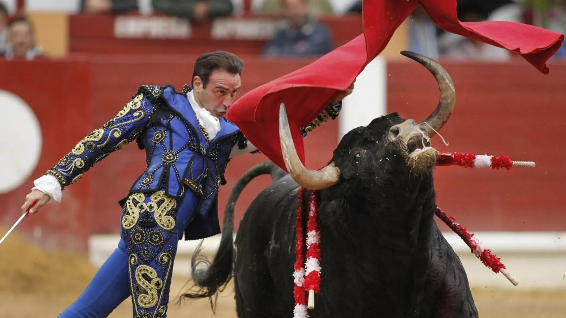 Pase de pecho de Enrique Ponce, ayer, en el coso de El Bibio