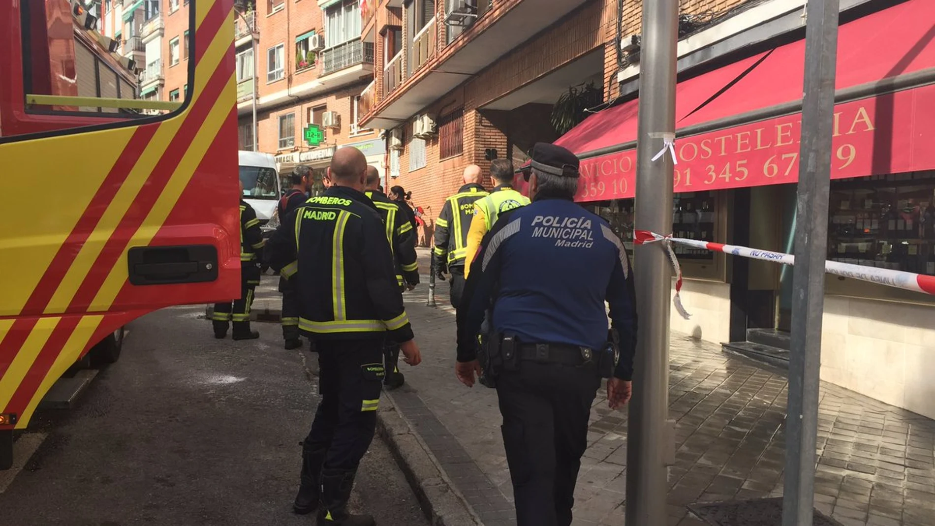 Bomberos del Ayuntamiento de Madrid han acudido a sofocar un incendio en la calle Bolivia, en el distrito de Chamartín.