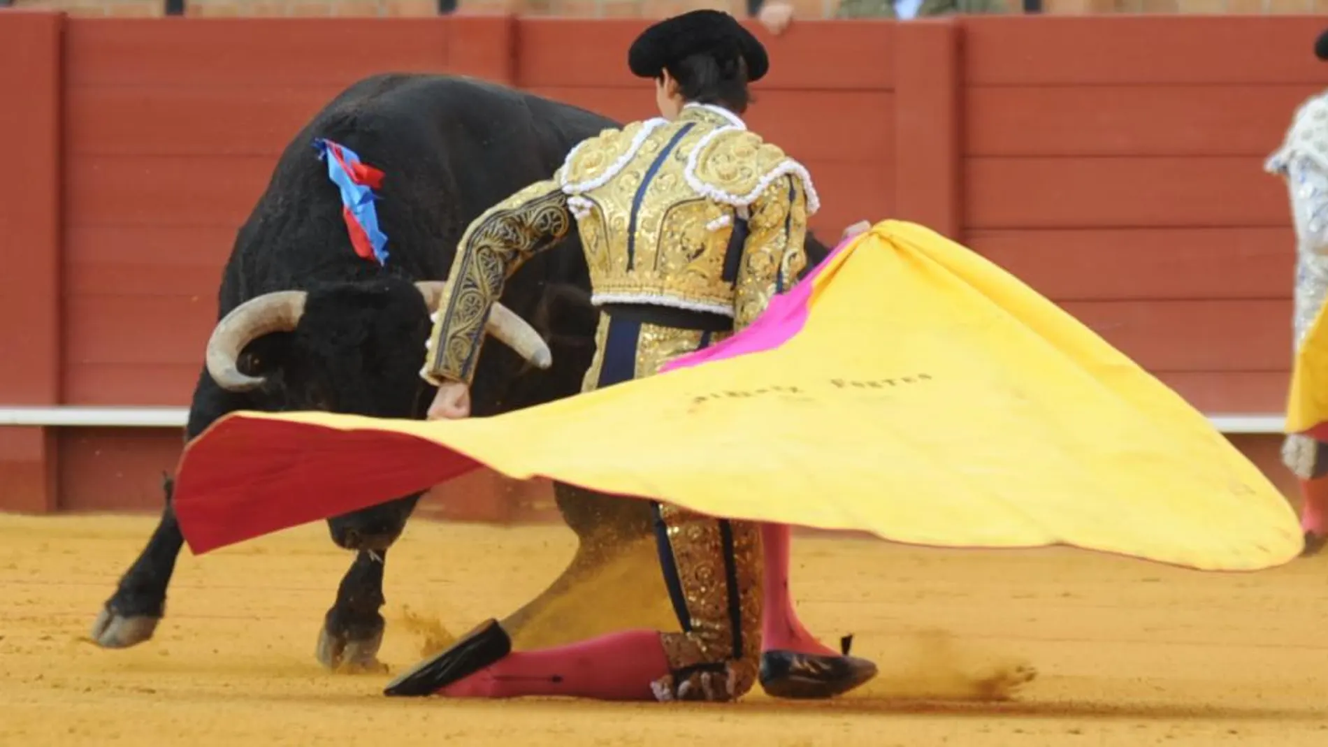 Larga cambiada de Jiménez Fortes, que recibió a sus tres toros a portagayola