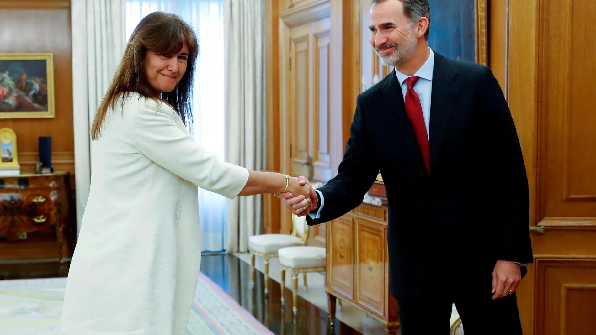 El Rey Felipe VI saluda a la diputada de JxCat en el Congreso, Laura Borràs, esta mañana en el Palacio de la Zarzuela