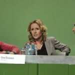 Los presidentes de los Verdes Claudia Roth (izda) y Cem Özdemir conversa con la secretaria de organización Steffi Lemke, durante la reunión del partido en el Velódromo de Berlín