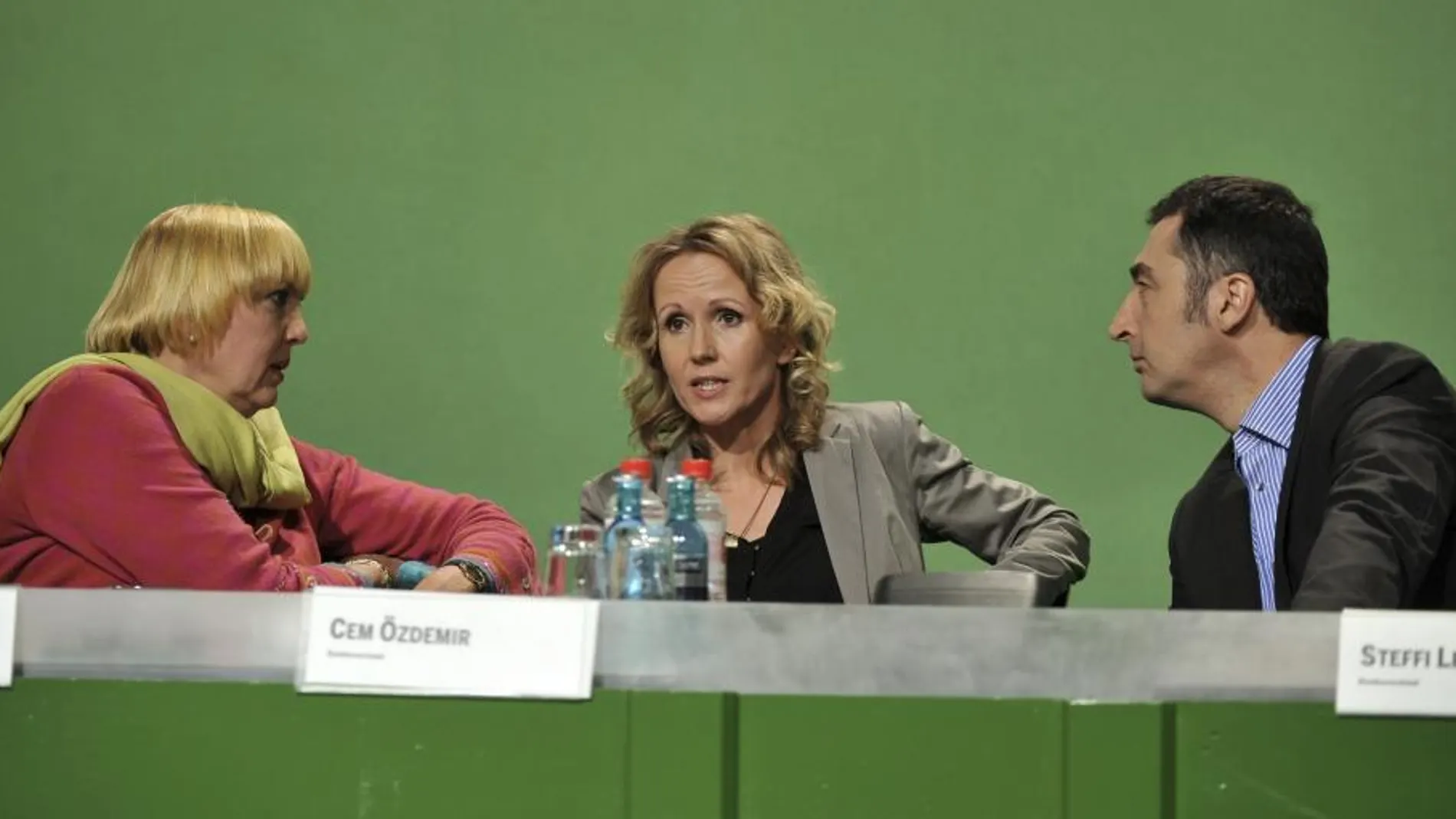 Los presidentes de los Verdes Claudia Roth (izda) y Cem Özdemir conversa con la secretaria de organización Steffi Lemke, durante la reunión del partido en el Velódromo de Berlín