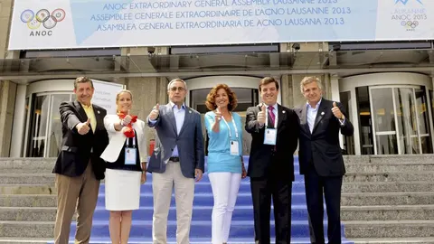Fotografía facilitada por el Ayuntamiento de Madrid de su alcaldesa, Ana Botella junto al presidente de la candidatura Madrid 2020, Alejandro Blanco (3i); la consejera delegada internacional de la candidatura, Theresa Zabell (2i); el consejero delegado de Madrid 2020, Víctor Sánchez (2d); el miembro español del COI José Perurena (i) posando hoy en la ciudad suiza de Lausana.
