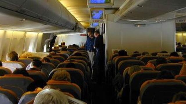El 60% de los españoles ha notado molestias en los oídos al subirse a un avión y, a pesar de que éste ha desaparecido por sí solo en la mayoría de los casos (54%), el 6 por ciento se ha visto obligado a acudir al médico o especialista al no cesar el dolor.