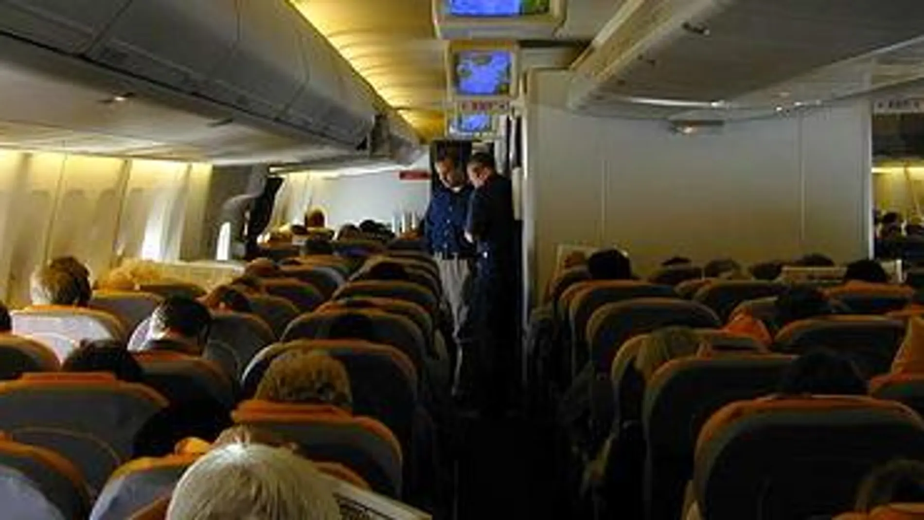El 60% de los españoles ha notado molestias en los oídos al subirse a un avión y, a pesar de que éste ha desaparecido por sí solo en la mayoría de los casos (54%), el 6 por ciento se ha visto obligado a acudir al médico o especialista al no cesar el dolor.