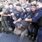 La Policía rusa reprime una manifestación de partidarios de Navalni, ayer en Moscú
