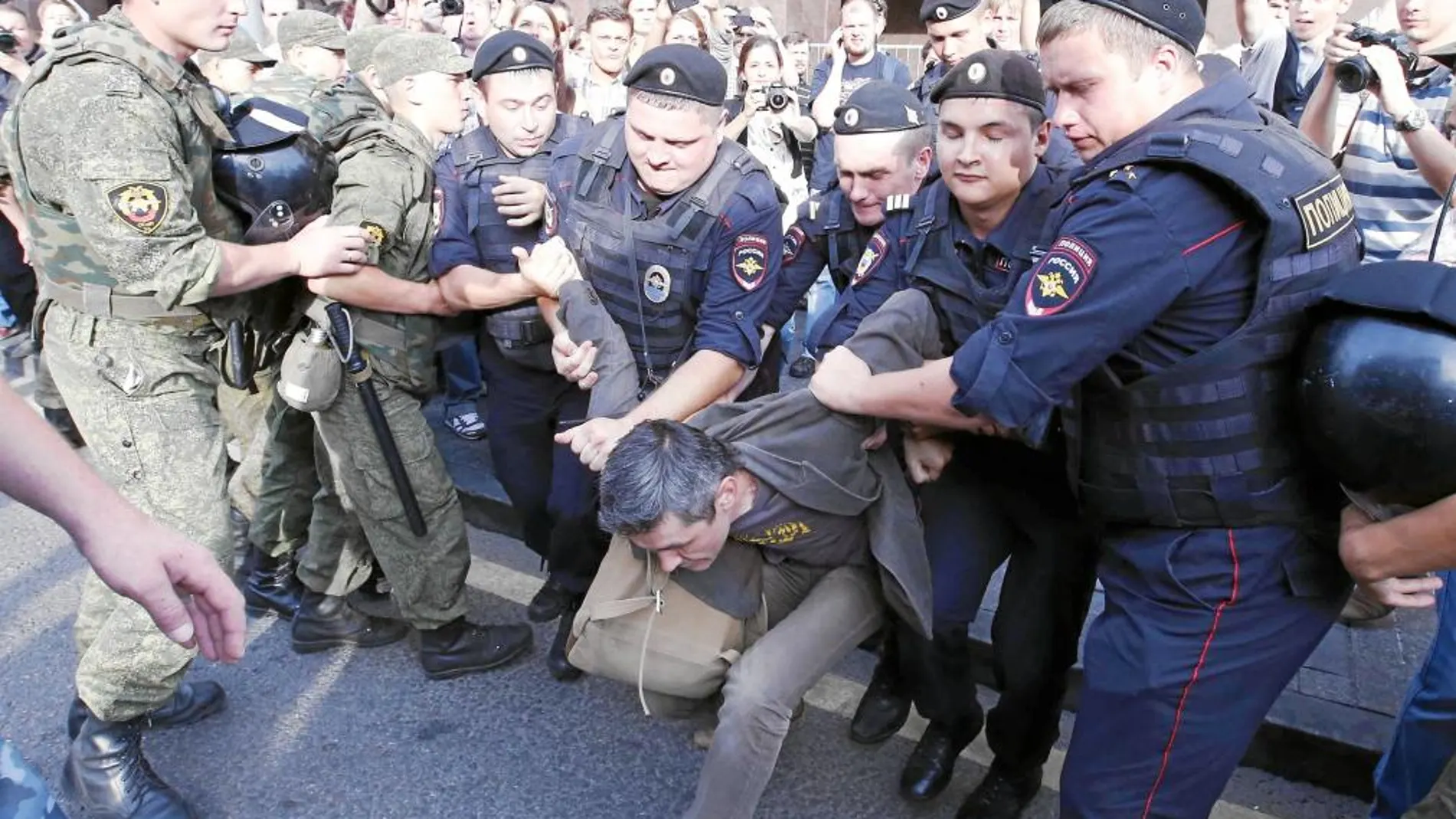 La Policía rusa reprime una manifestación de partidarios de Navalni, ayer en Moscú