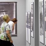 Dos visitantes ante las fotografías que recoge la exposicón