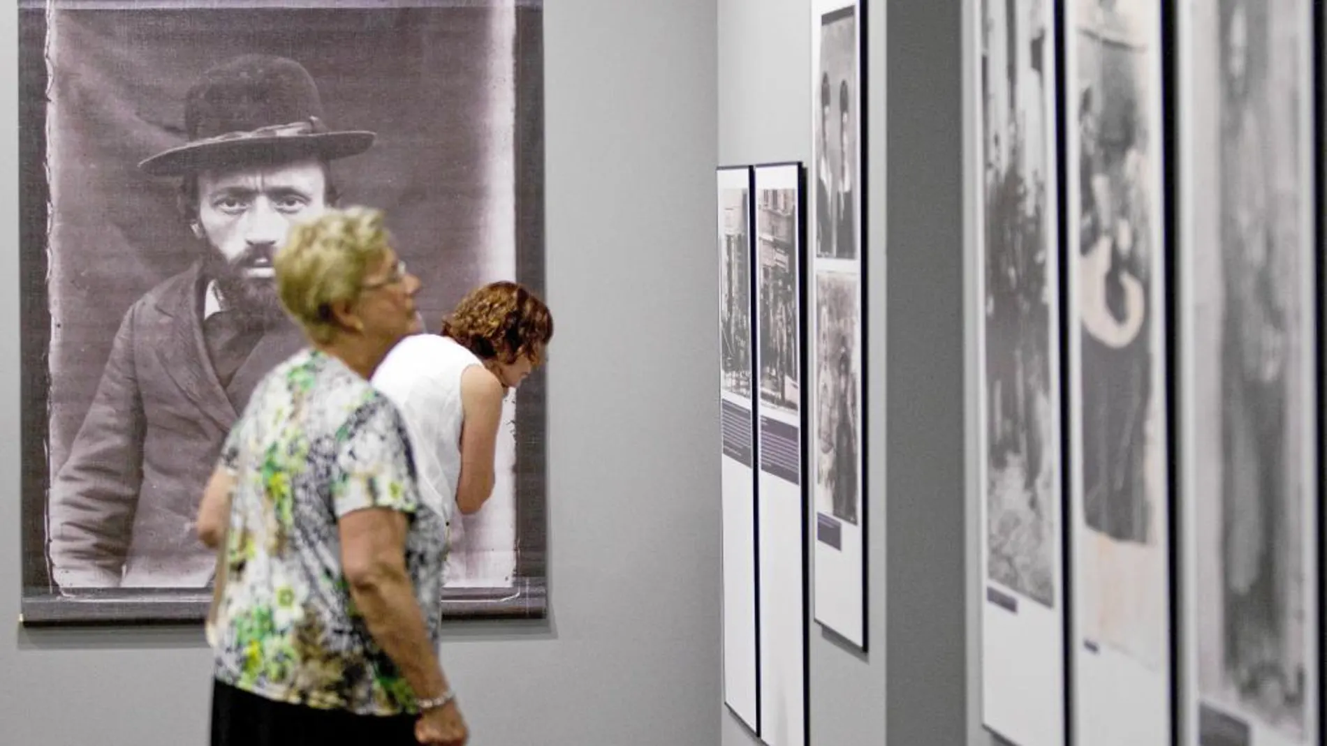 Dos visitantes ante las fotografías que recoge la exposicón