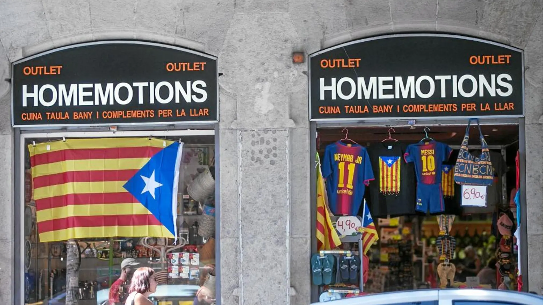 Banderas separatistas colgaban ayer en las tiendas de souvenirs del centro de la ciudad