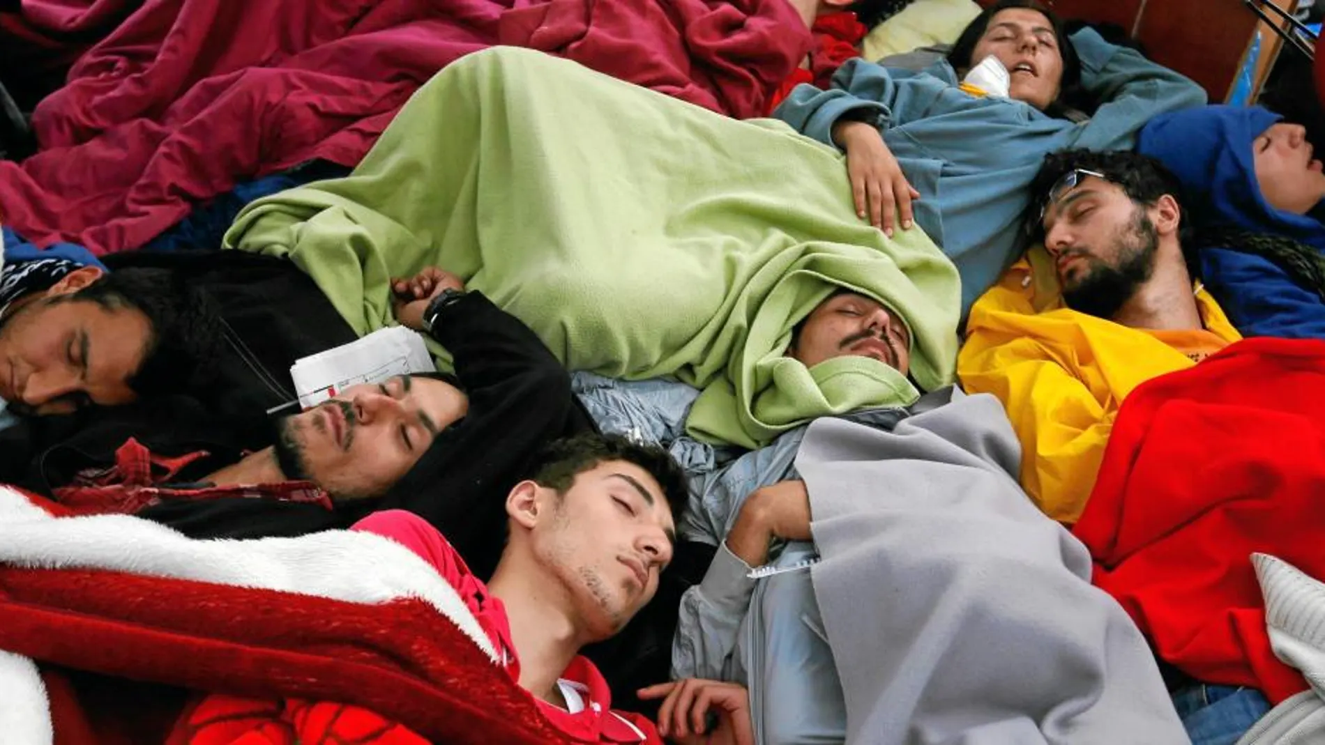 Un grupo de manifestantes duerme en el parque Gezi, en Estambul, donde los jóvenes siguen acampados