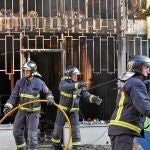 Un grupo de bomberos de Palencia sofoca las últimas llamas en el almacén de la calle Doctor Díaz Caneja