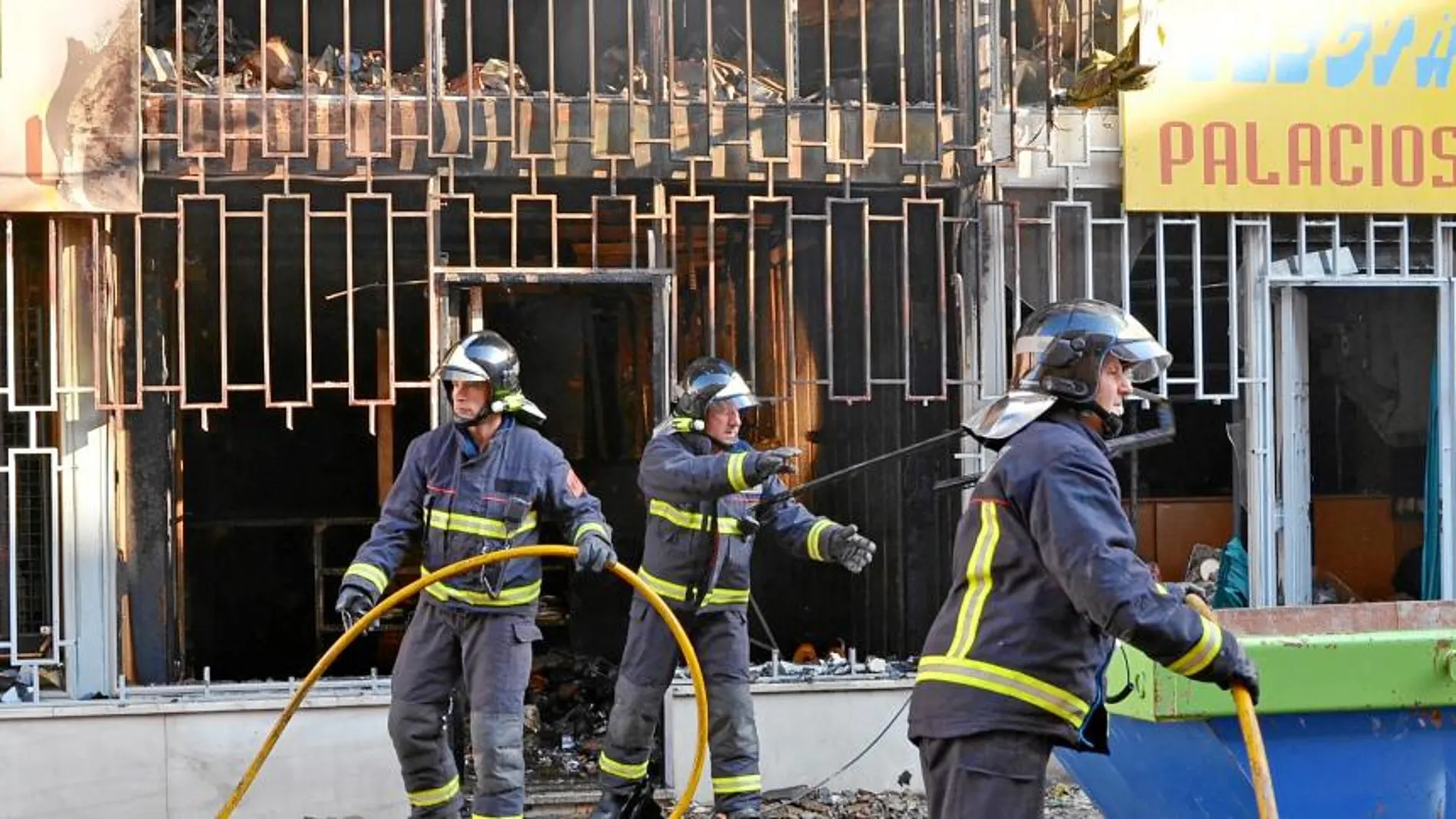 Un grupo de bomberos de Palencia sofoca las últimas llamas en el almacén de la calle Doctor Díaz Caneja
