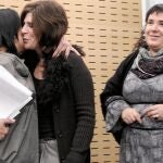 La juntera socialista, Rafaela Romero, saluda a la diputada foral de Hacienda, Helena Franco, ante la juntera de Bildu, Idoia Ormazábal
