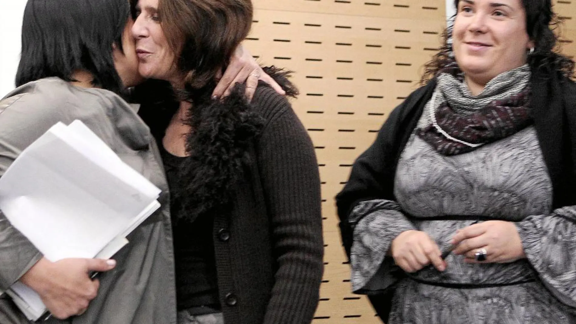 La juntera socialista, Rafaela Romero, saluda a la diputada foral de Hacienda, Helena Franco, ante la juntera de Bildu, Idoia Ormazábal