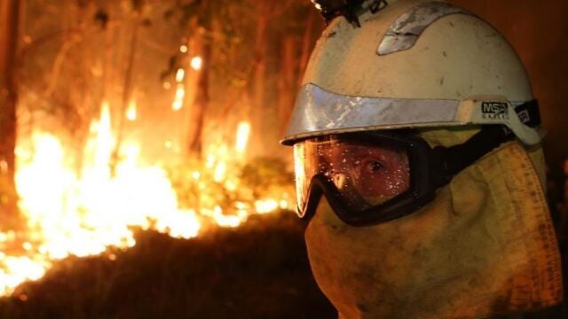 Vista del incendio forestal, registrado en el municipio coruñés de Rianxo, concretamente en la parroquia de Santa María de Asados, que se originó ayer por la tarde