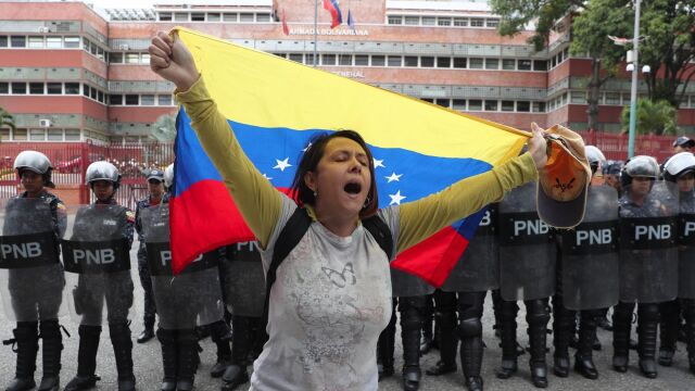 Una venezolana contraria al Gobierno de Maduro protesta en las calles de Venezuela/AP