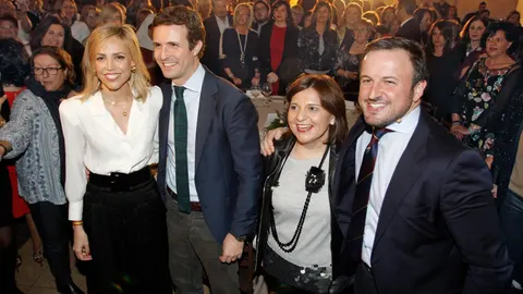 Casado, a su llegada a la cena con 400 mujeres populares celebrada el viernes en Elche. En la foto, junto a su esposa, Isabel Torres (i), la presidenta del PPCV, Isabel Bonig (2-d), y el candidato a la alcaldía de Elche, Pablo Ruz (d)