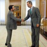 Felipe VI saluda al coordinador federal de IU, Alberto Garzón, en su reunión en Zarzuela/Efe