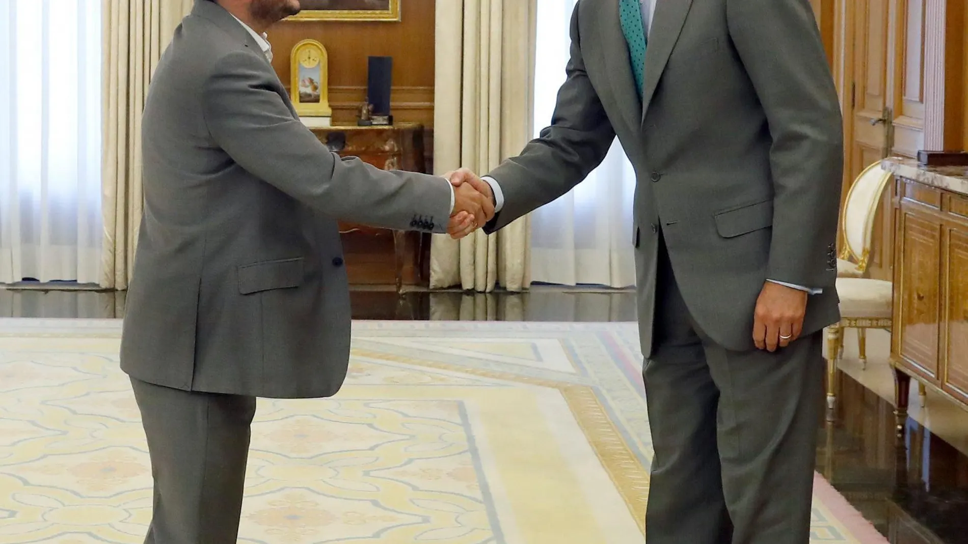 Felipe VI saluda al coordinador federal de IU, Alberto Garzón, en su reunión en Zarzuela/Efe