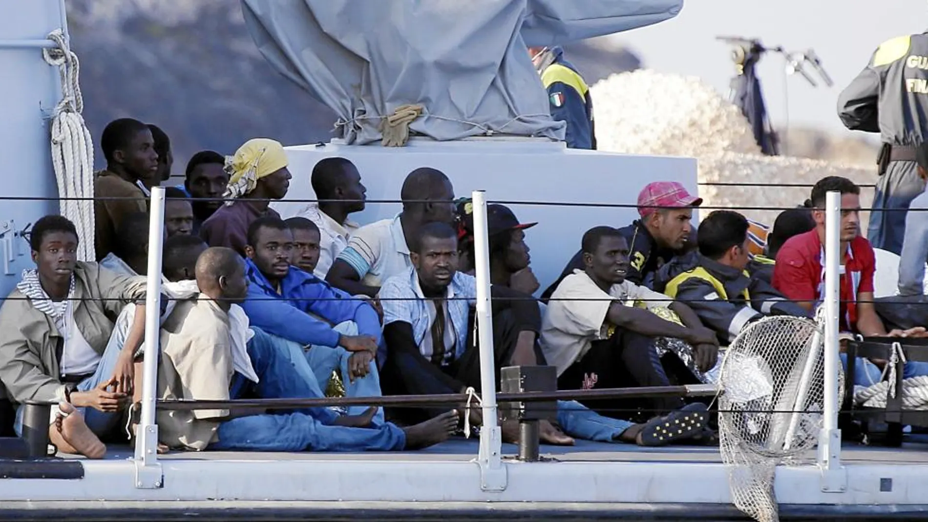 Los últimos 166 inmigrantes, durante su viaje a Lampedusa