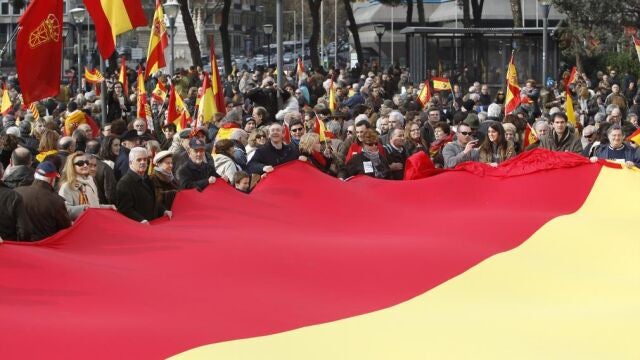 La plaza de Colón, ayer, cubierta por una marea humana con la bandera de España